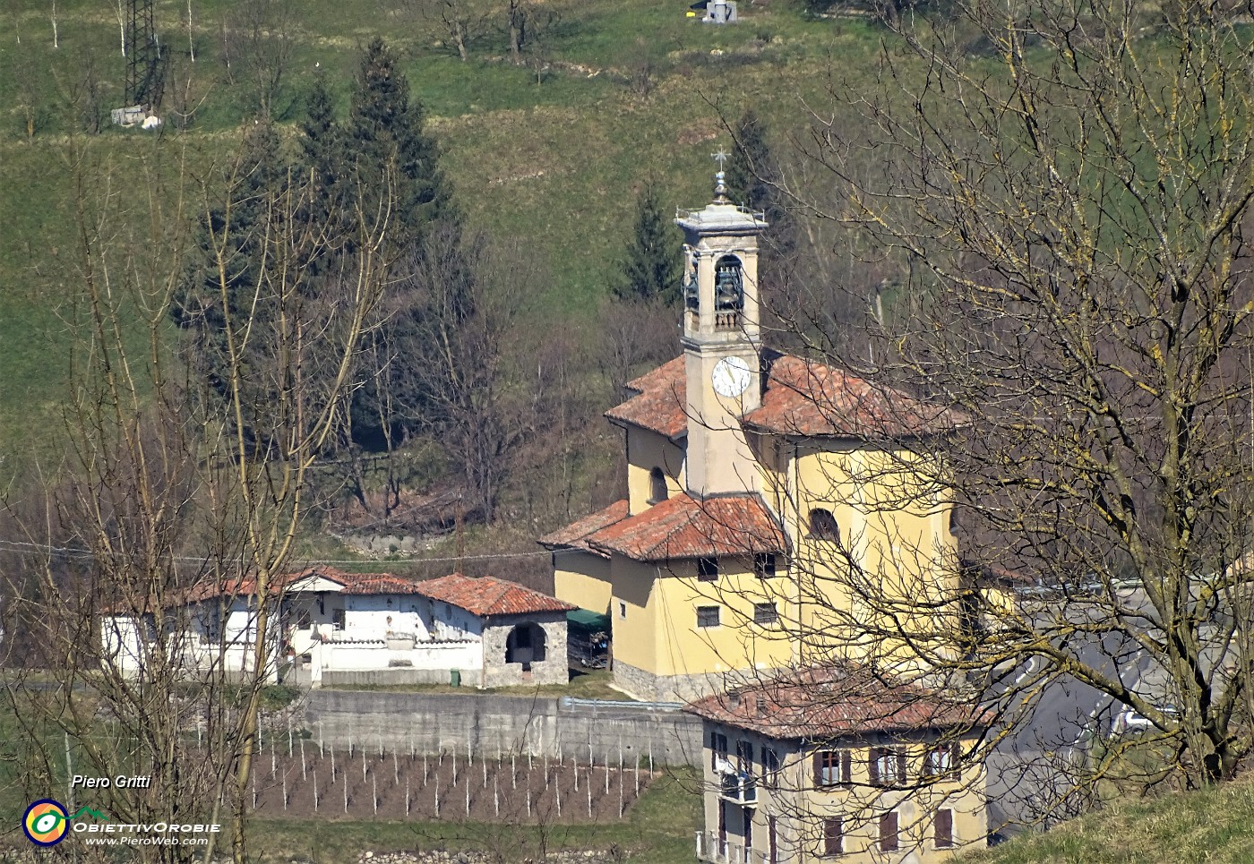 59 Zoom sulla chiesa di Spino al Brembo.JPG